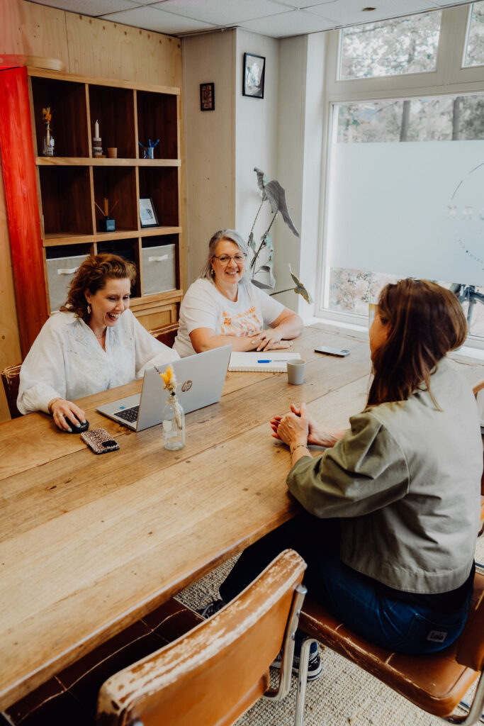 Co-Workers komen samen bij de Co-Work voor ontmoeting, flexwerken en activiteiten